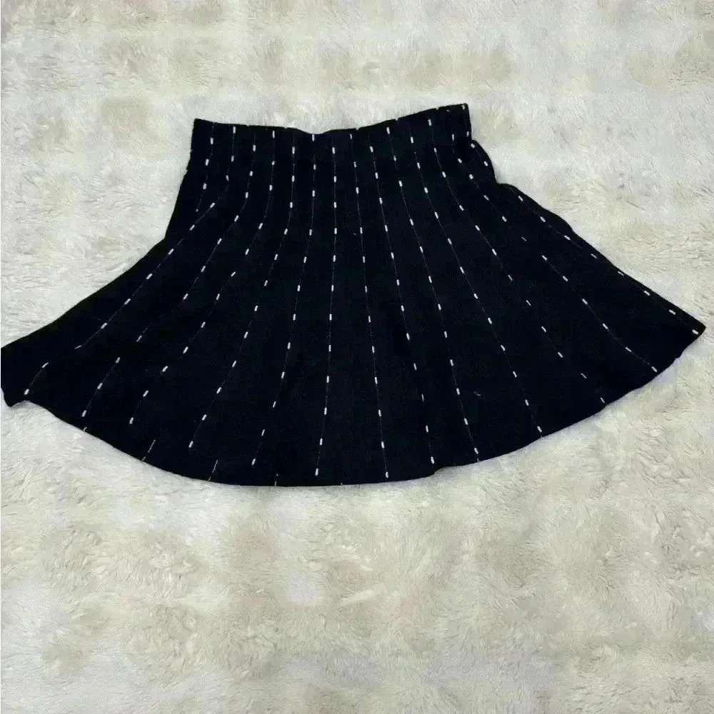 Black and white polka dotted knit skirt